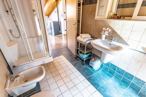 皮耶韦迪莱德罗Casa Panorama - Ledro House的一间带两个盥洗盆和淋浴的浴室