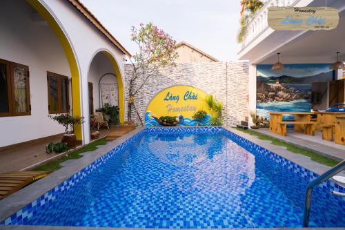 Phu YenLàng Chài Homestay Phú Yên的蓝色瓷砖房子里的游泳池