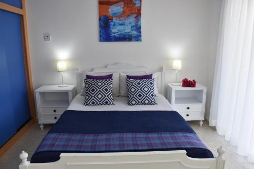 BoghazVilla Aqua的一间卧室配有一张带2个床头柜和2盏灯的床。