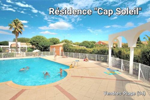 旺德雷Gîte VILLA Nautica Résidence Cap Soleil的游泳池,有水中的人