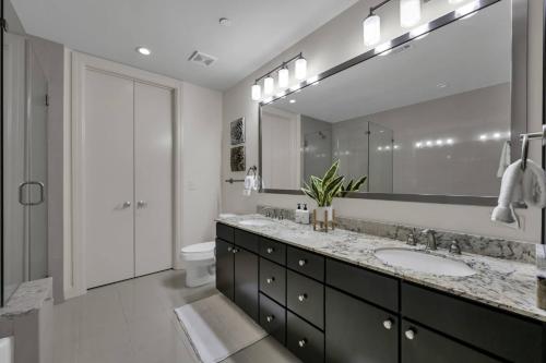 兀兰Manhattan Suite - 723的一间带两个盥洗盆和大镜子的浴室