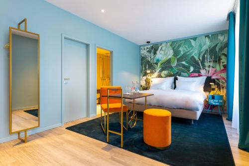日内瓦Marmont Hotel的酒店客房带一张床、一张桌子和椅子