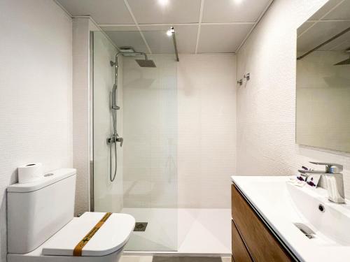 托雷德本纳贾尔邦Suite Añoreta Malaga Parking 101的带淋浴、卫生间和盥洗盆的浴室