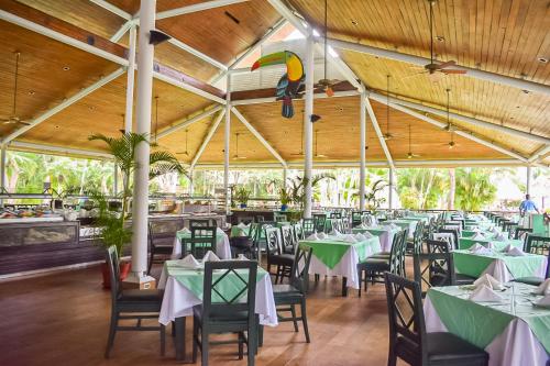坦波巴尔赛罗坦博尔全包度假村的用餐室配有绿色的桌椅