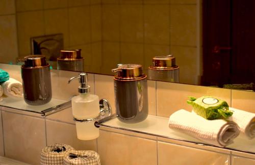 罗德镇Carmen Art Hotel的浴室提供2瓶肥皂和镜子