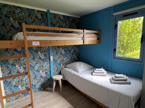 Sotteville-sur-MerLe Pré Marin的一间卧室设有两张双层床和一扇窗户。