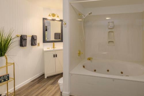 拉皮德城Sweetgrass Inn Bed & Breakfast的带浴缸、卫生间和盥洗盆的浴室
