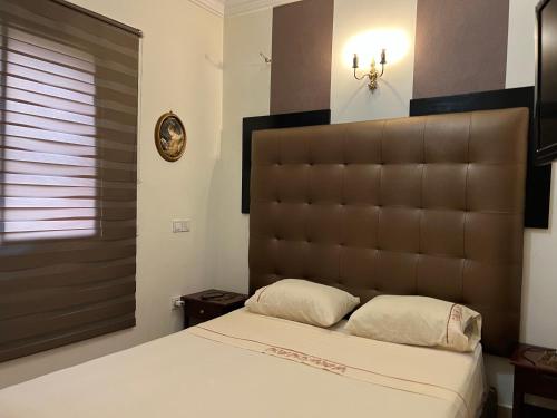 马拉喀什Dar laabi的一间卧室配有一张大床和大床头板