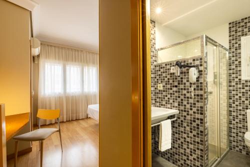 图德拉圣玛丽亚酒店的带淋浴、盥洗盆和镜子的浴室