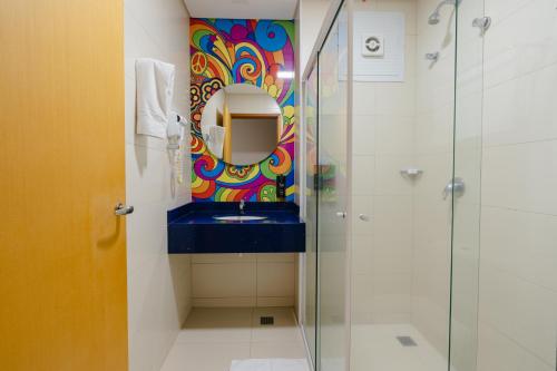 乌穆阿拉马Hotel Caiuá Lago Umuarama的一间带水槽和镜子的浴室