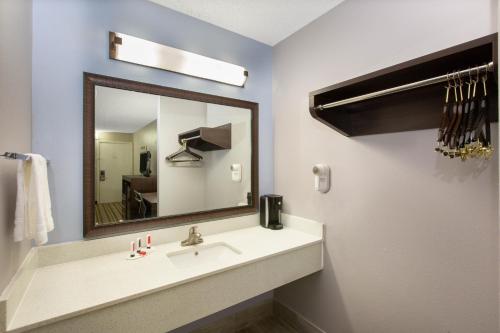 MalvernSuper 8 by Wyndham Malvern的一间带水槽和镜子的浴室