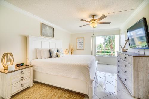 皮尔斯堡Sunny Fort Pierce Resort Condo with Beach Access!的一间卧室配有一张床和一台平面电视