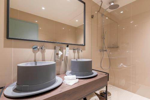 日内瓦Marmont Hotel的一间带大镜子和淋浴的浴室