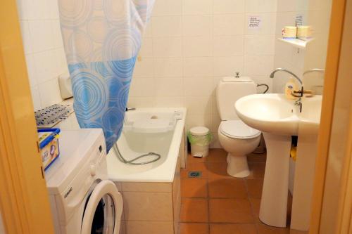 TavariSea Front two bedroom House in Lesvos的浴室配有水槽、卫生间和浴帘