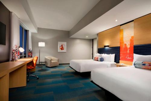 哥伦比亚哥伦比亚市区雅乐轩酒店的酒店客房配有两张床和一张书桌