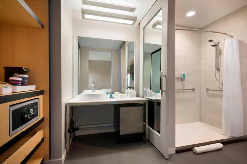哥伦比亚哥伦比亚市区雅乐轩酒店的一间带水槽和淋浴的浴室