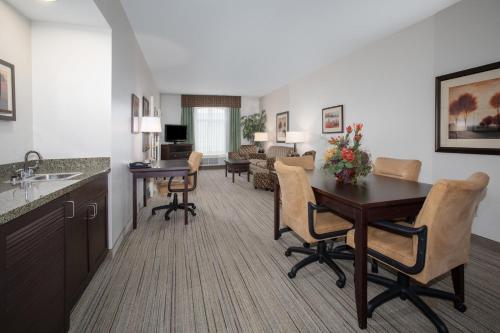 奥罗谷Holiday Inn Express & Suites Oro Valley-Tucson North, an IHG Hotel的厨房以及带桌椅的起居室。