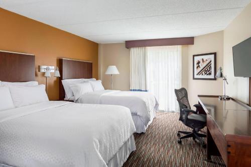 Buffalo Grove比弗洛格罗夫福朋喜来登酒店的酒店客房配有两张床和一张书桌
