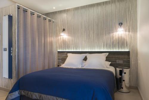 Hôtel WYLD Saint Germain ex Hotel Moderne Saint Germain客房内的一张或多张床位