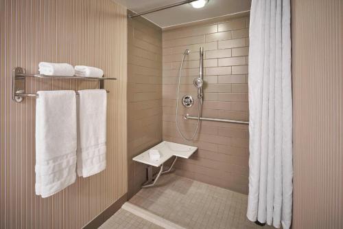 巴尔的摩喜来登内港酒店的一间带白色毛巾和淋浴的浴室