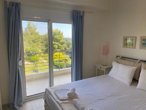 卡兰兹拉Wonderful Elegant house的一间卧室设有一张床和一个大窗户