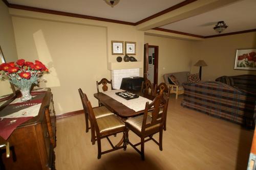 奥赫里德Tito's Place的客厅配有桌椅和沙发