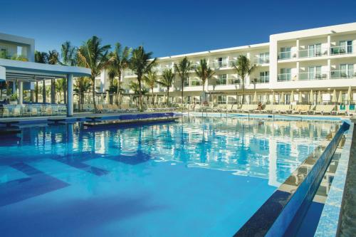 蒙特哥贝Riu Reggae - Adults Only - All Inclusive的酒店前方的大型游泳池
