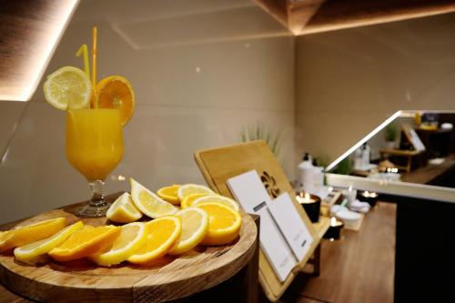 尼什Garni Hotel Boutique 25h的一盘柠檬和一杯橙汁