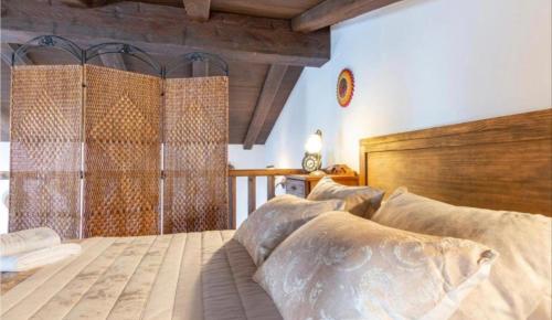 伊斯纳哈尔Casa la serena的一间卧室配有一张大床和木制床头板