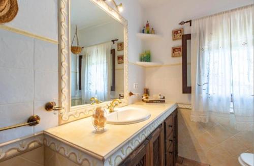 伊斯纳哈尔Casa la serena的一间带水槽和大镜子的浴室