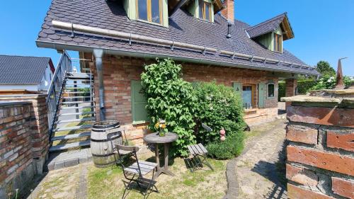 岑平Am Rieck "Fachwerkaus"的院子里的砖屋,配有桌椅