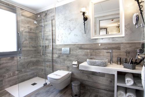 布索特塞拉利昂德阿利坎特精品酒店的一间带卫生间和玻璃淋浴间的浴室