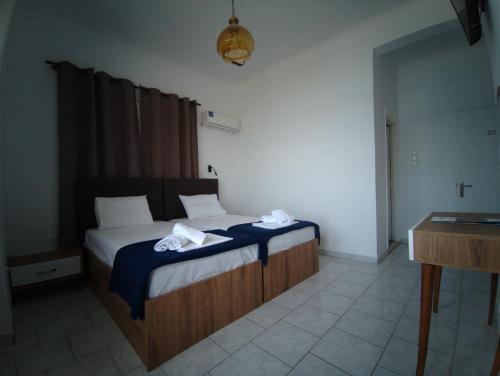 希俄斯Omiros rooms的一间卧室配有一张床,上面有两条毛巾