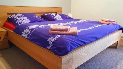 吕本Ferienhaus Spreewiesen in Lübben的一张带紫色棉被和枕头的床