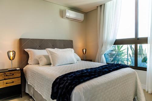 埃斯特城Cielo Ejecutivo: Un hogar en la ciudad的一间卧室设有一张大床和一个窗户。