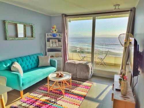 拉塞雷纳Departamentos Laguna del Mar的客厅配有蓝色沙发,享有海景