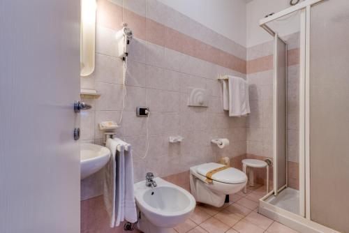 SaoneHotel Al Sole的浴室配有卫生间、盥洗盆和淋浴。