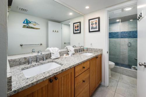 沃尔顿堡滩Nautilus 1503 - Gulf Front 2 Bedroom 5th Floor的一间带两个盥洗盆和淋浴的浴室