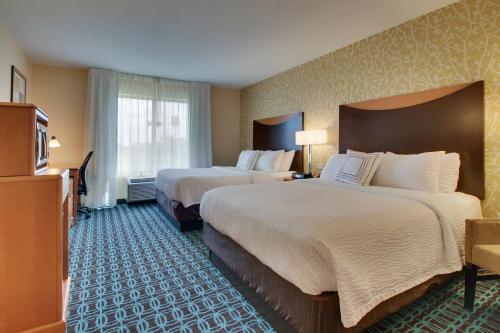 渥太华Fairfield Inn & Suites by Marriott Ottawa Starved Rock Area的酒店客房设有两张床和电视。