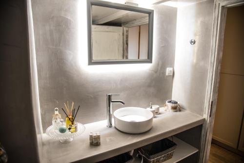 LakkíonMike's Guesthouse的一间带水槽和镜子的浴室