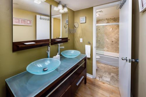 沃尔顿堡滩Nautilus 1505 - Gulf Front 1 Bedroom - 5th Floor的一间带两个盥洗盆和淋浴的浴室