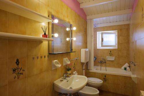 科利科Casa del Sole的一间带水槽、卫生间和镜子的浴室