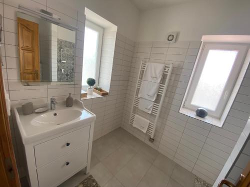 奥巴曹洛克FarmerLand的白色的浴室设有水槽和镜子