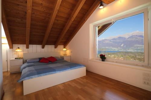 科利科Casa Bellavista 2的一间卧室设有一张床和一个大窗户