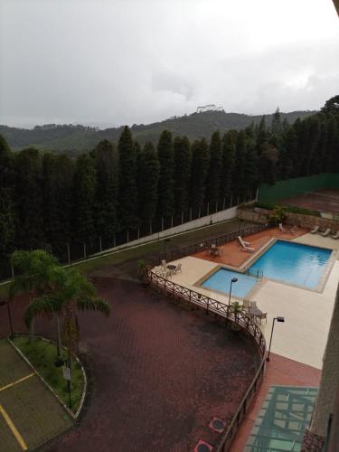 佩德拉阿祖尔Condomínio Vista Azul Hotel的享有度假村内两个游泳池的顶部景色