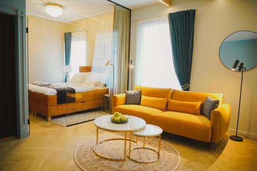 库雷萨雷Meerbach Residents的客厅配有黄色的沙发和床。