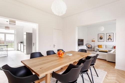 汉堡Villa im Alten Land Hamburg - für große Gruppen的用餐室配有木桌和黑椅子
