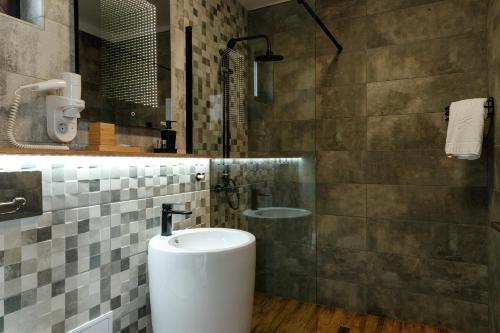 杜纳厄图德乔斯Casa Roa的浴室配有卫生间和水槽。