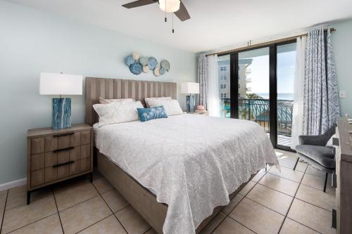 沃尔顿堡滩Nautilus 2408 Gulf View 2 Bedroom 4th Floor Free Beach Service的一间带大床的卧室和一个阳台