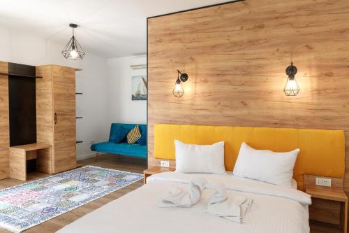 杜纳厄图德乔斯Casa Roa的一间卧室配有一张床和一个黄色床头板
